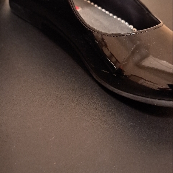 Kids Black Shoes GUC with a few flaws shown in pics - Picture 4 of 7